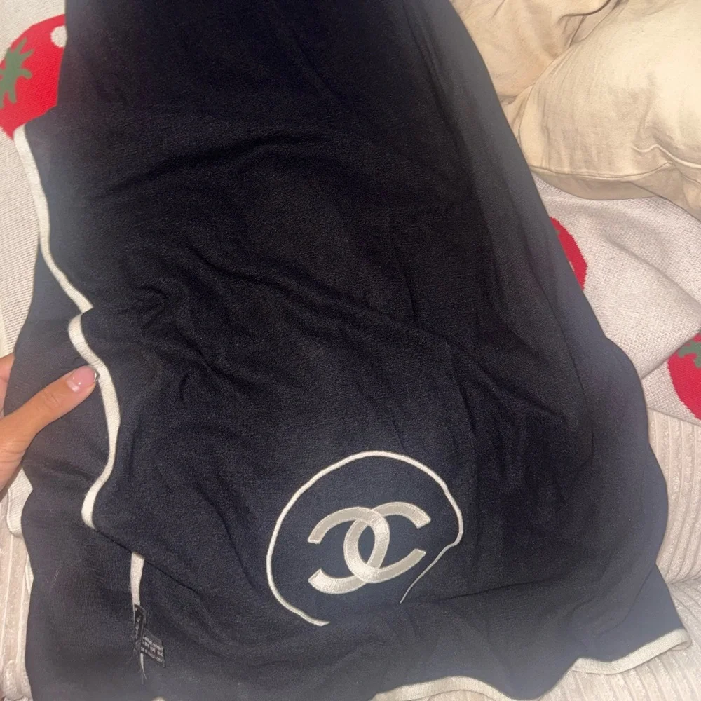 CHANEL elegant scarf